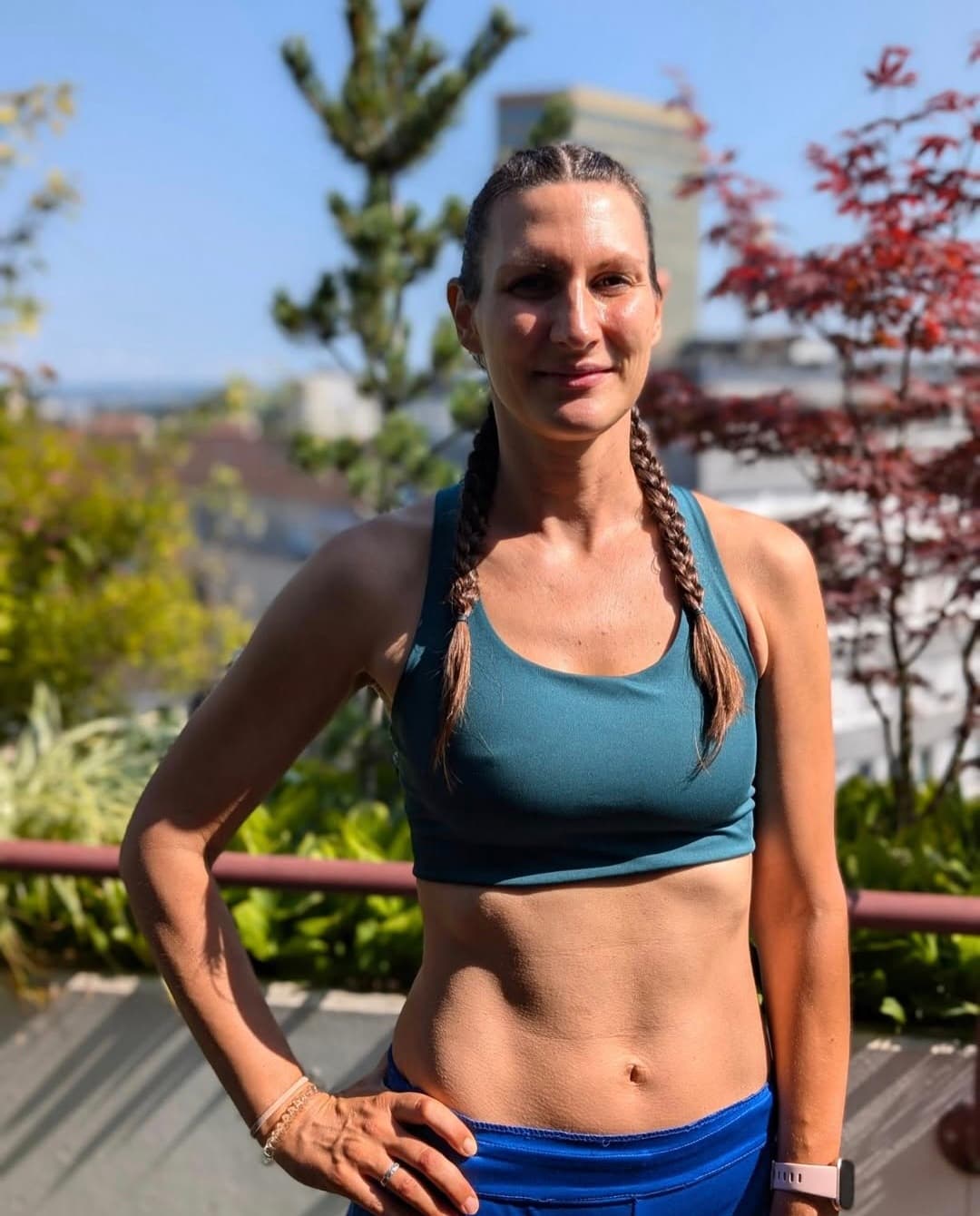 Sofija outdoors in sportswear